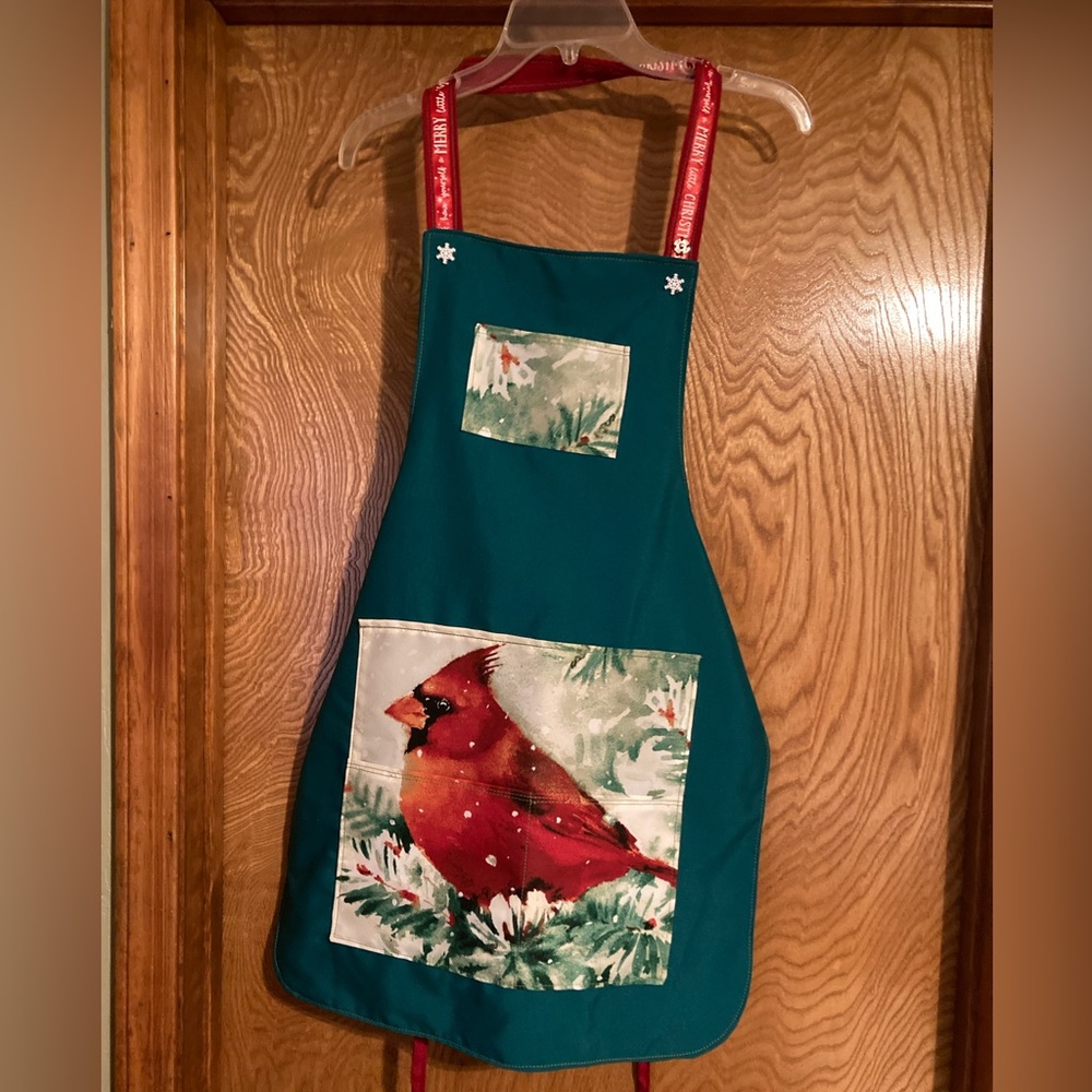 Reversible Christmas apron with red bird pocket